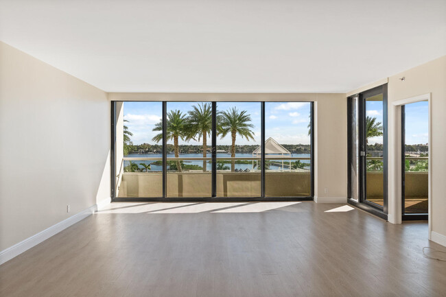 Building Photo - 525 S Flagler Dr