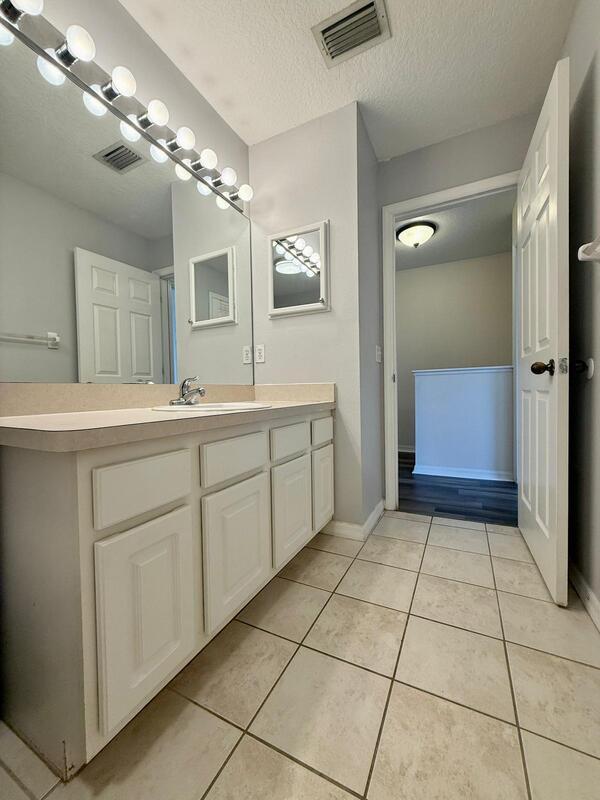 Building Photo - 13706 Forest Lake Dr