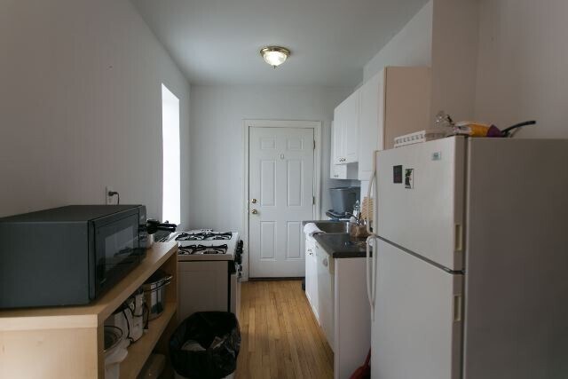 Building Photo - 837 W Cornelia Ave