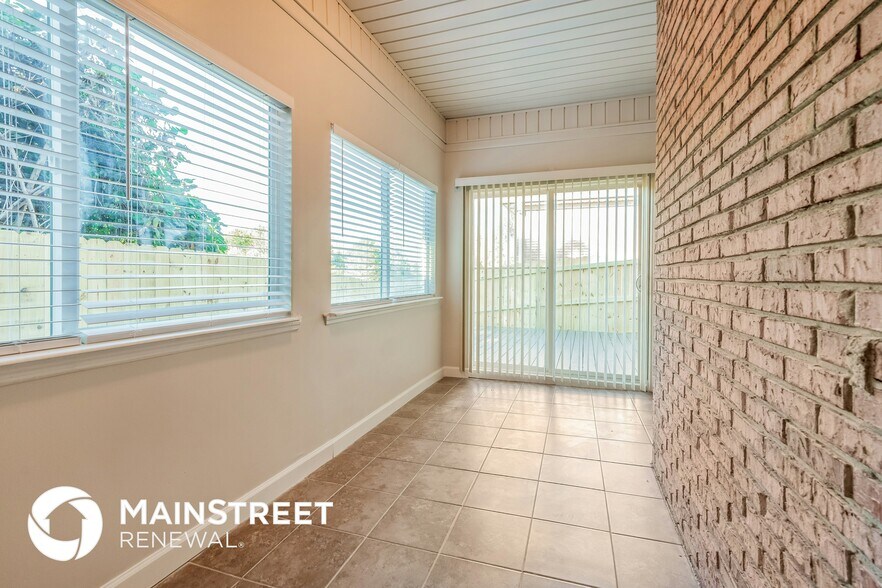 Building Photo - 4821 Southern Oaks Ln