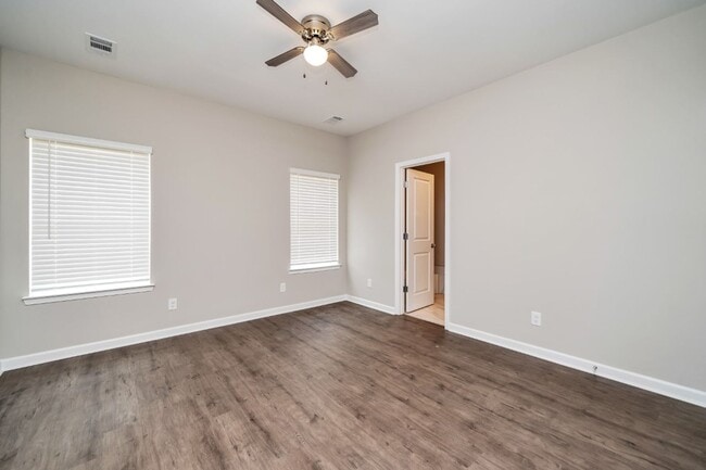 Building Photo - Welcome Home! Stylish 3BR/2BA with All the...
