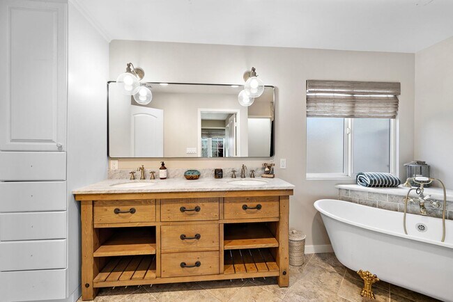 Building Photo - Beautifully Remodeled Rossmoor Home in a P...