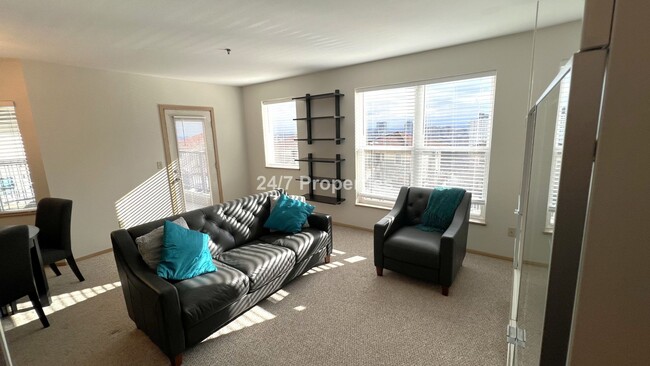 Building Photo - Hilltop 1BD I 1BA Condo + FREE month of re...