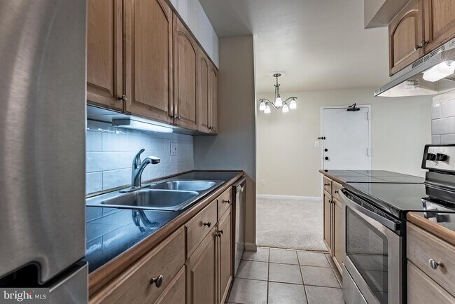 Building Photo - 5898 Surrey Hill Pl Unit H