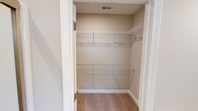 Building Photo - Midtown Oaks 13