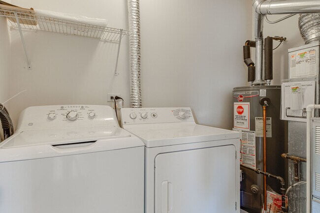 Building Photo - 2487 Dickens Dr