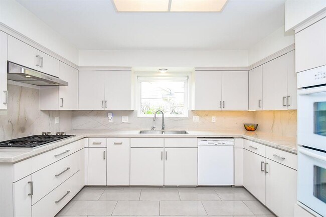 Building Photo - 7819 Candle Ln