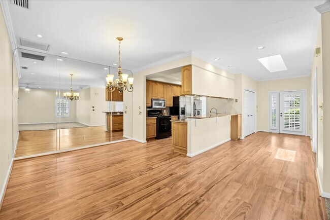 Building Photo - 7362 Pine Creek Way