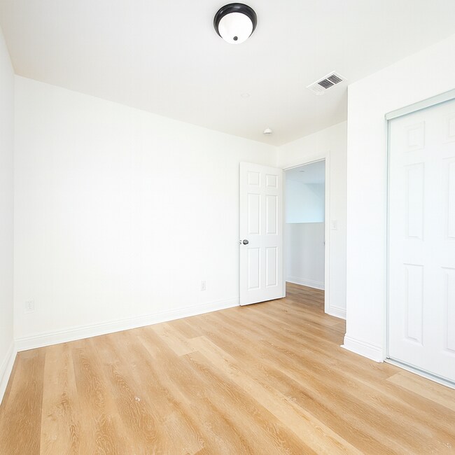 Building Photo - 631 E 78th St