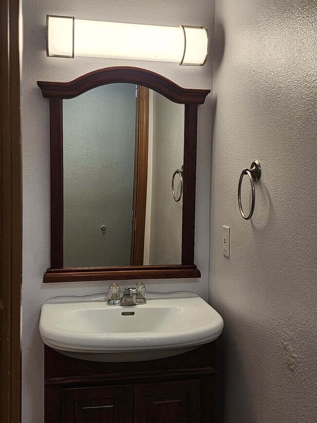 Building Photo - 1ST  FULL  MONTH'S  RENT  FREE   Pet-friendly Townhouse Near Parks and Downtown Newberg