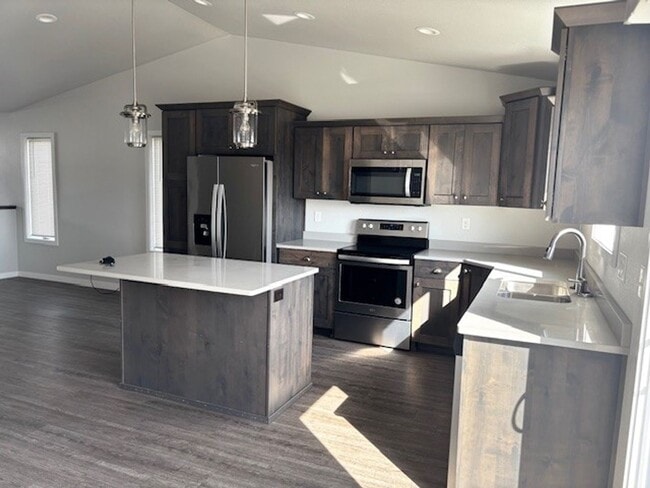 Building Photo - 4 Bed 2 Bath Single Family Home