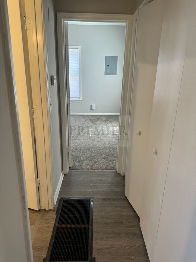 Building Photo - Cute 2 bedroom / 1 bath rehabbed home - wa...