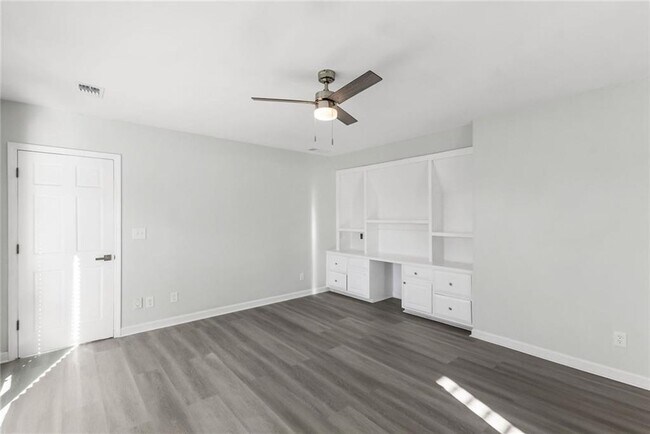 Building Photo - 2910 Emerald Dr