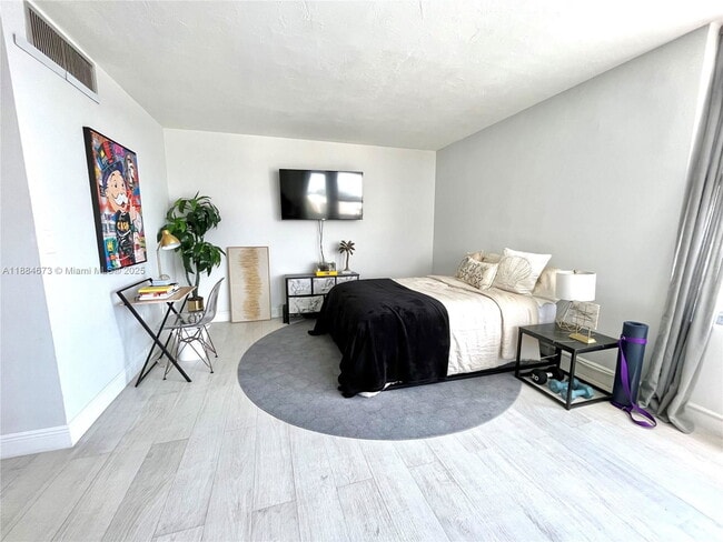 Building Photo - 2899 Collins Ave