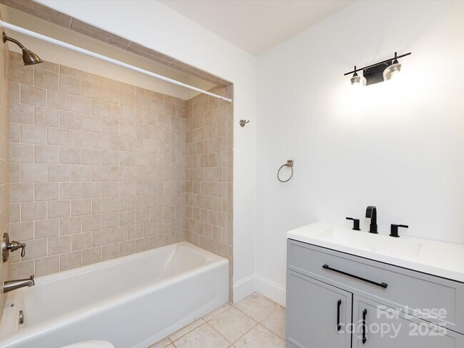 Building Photo - 3109 Forest Lawn Dr