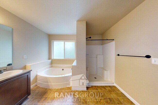 Building Photo - Gorgeous 4 Bed/2.5 Bath Pet-Free Home in Horizon Pointe!