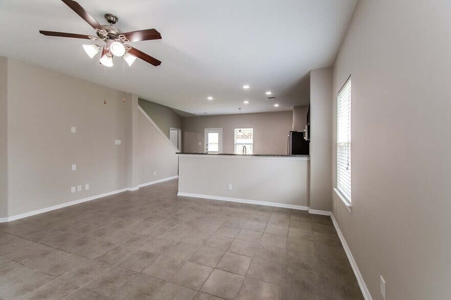 Building Photo - 323 Ginseng Ln
