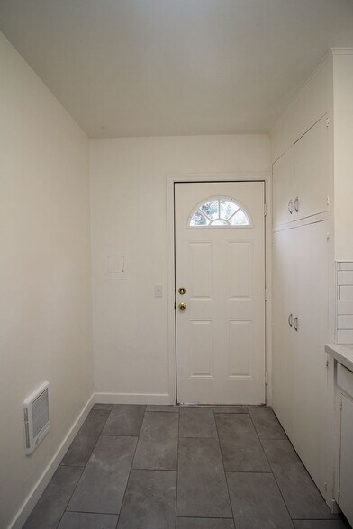 Building Photo - 5535-5535 SE 17th Ave