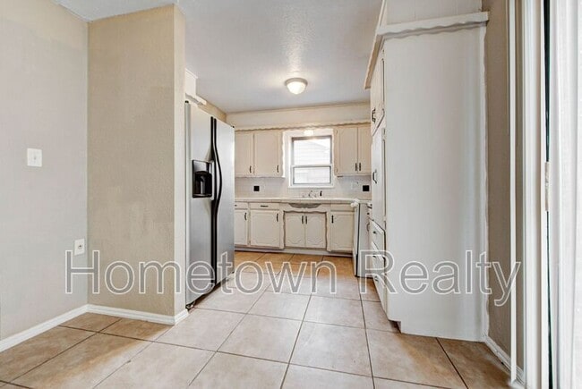 Building Photo - 1833 NE 51st St