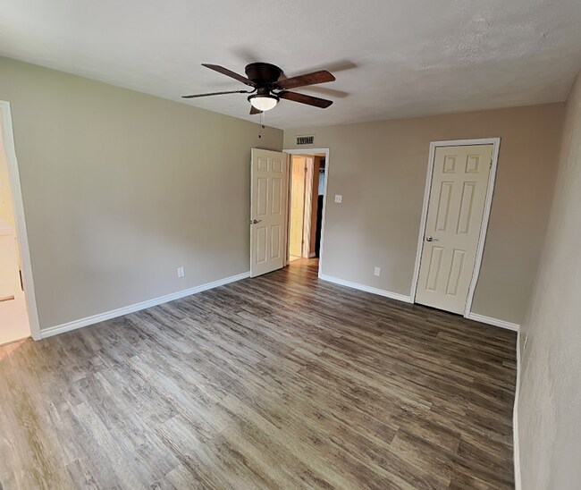 Building Photo - Don't miss your opportunity to make this Camelot gem your next home—schedule your tour today!