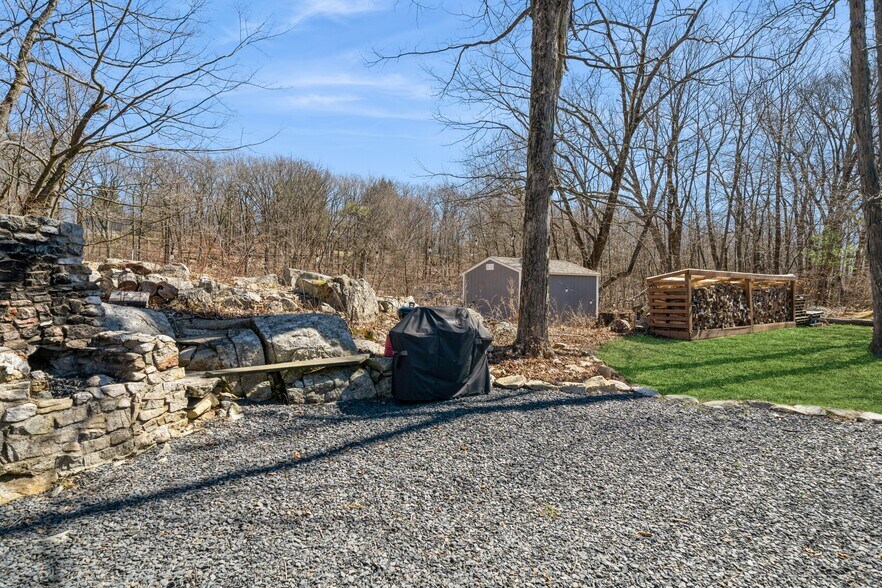 Building Photo - 100 Poplar Ln