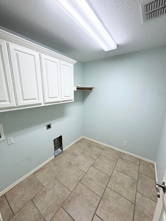 Building Photo - 3 Bed 2 Bath Ready To Rent ASAP!