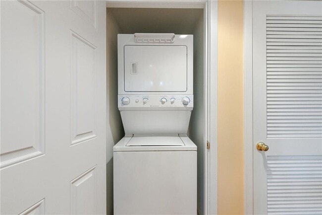 Building Photo - 27 W Lock Ln