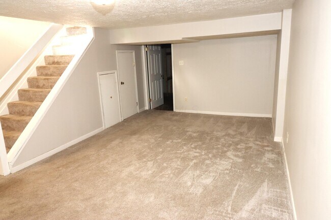 Building Photo - 8176 Rochester Way