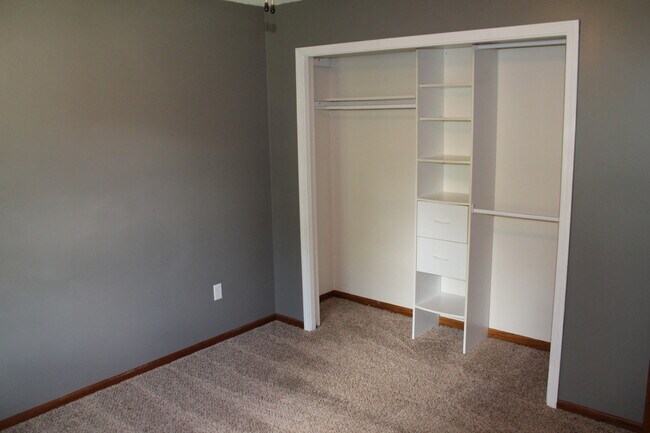 Building Photo - Avail May 1st. SW Rochester 3 bedroom 2 bath home, giant 2 car garage