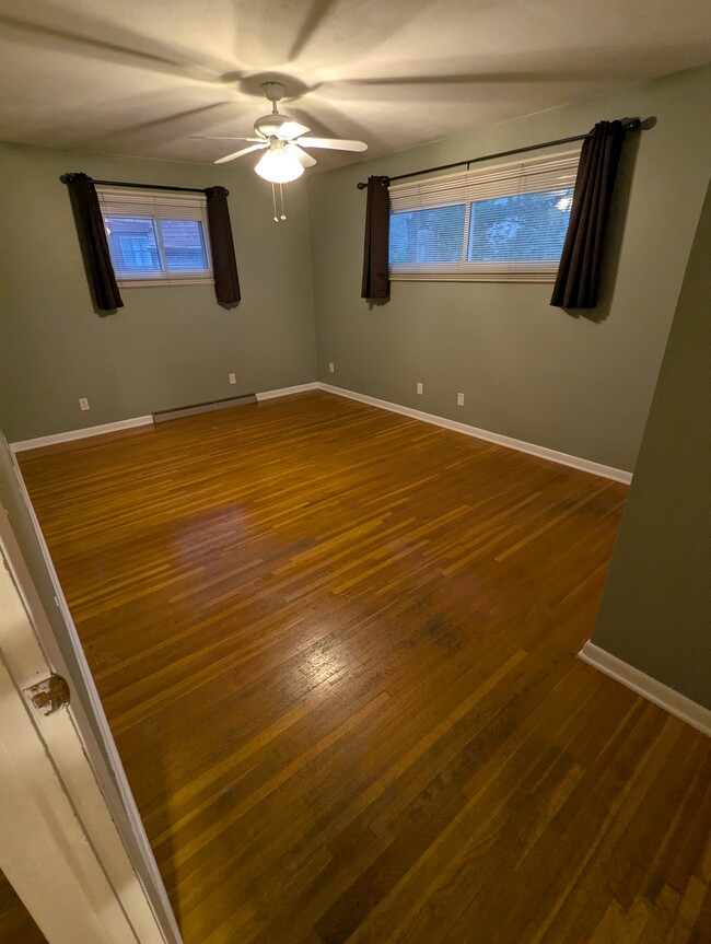 Master bedroom - 2506 E Pleasant St