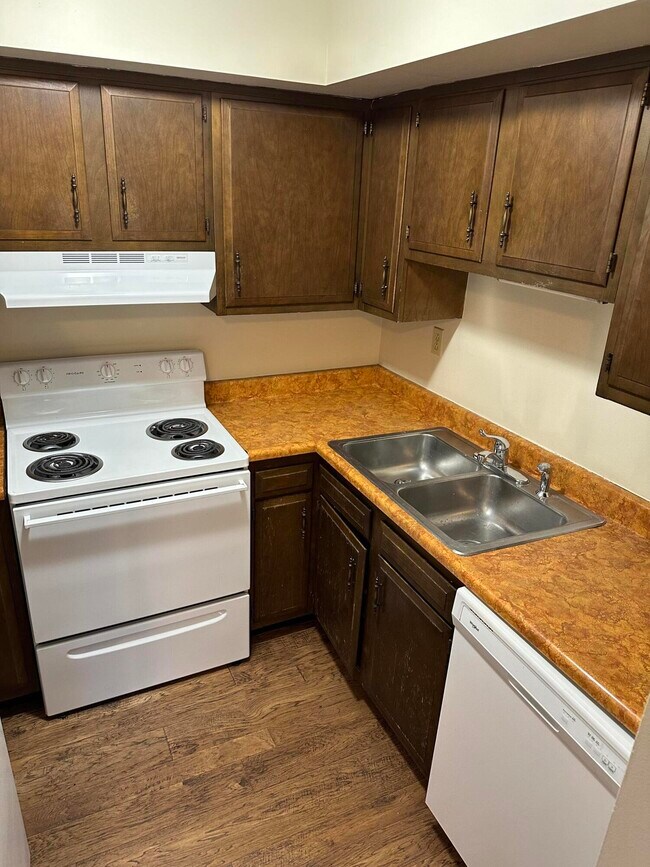 Building Photo - 165 Landings Dr