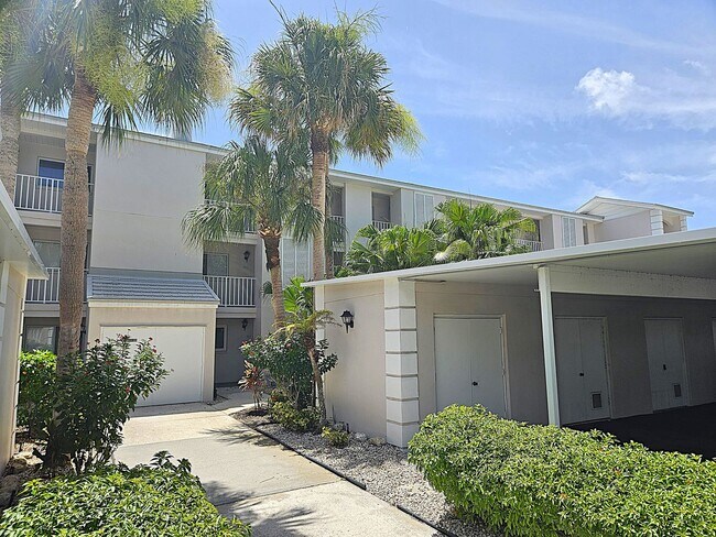Building Photo - Gorgeous Seasonal Short-Term 2 Bedroom 2 Bathroom 2nd Floor Condo with Golf Transfer at Farmingto...