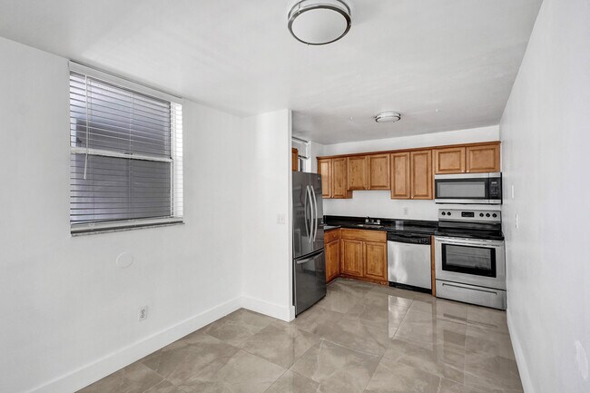 Building Photo - 1801 S Treasure Dr