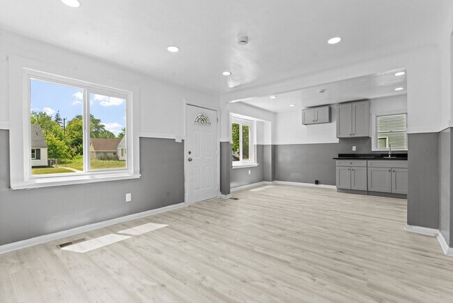 Building Photo - 16039 Fairmount Dr