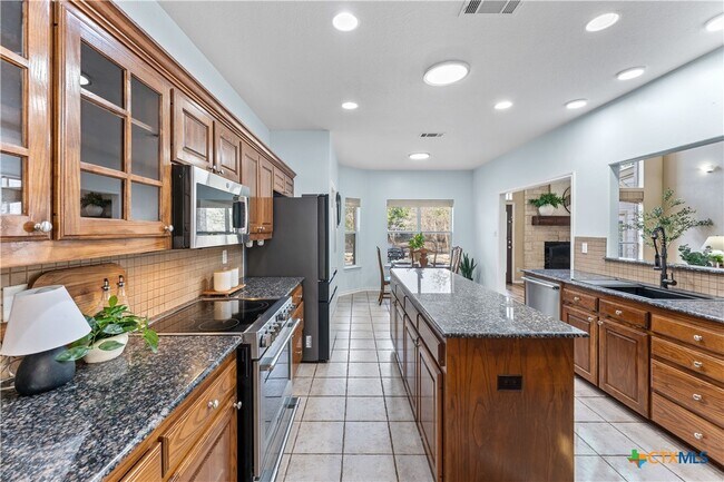 Building Photo - 1060 Great Oaks Dr