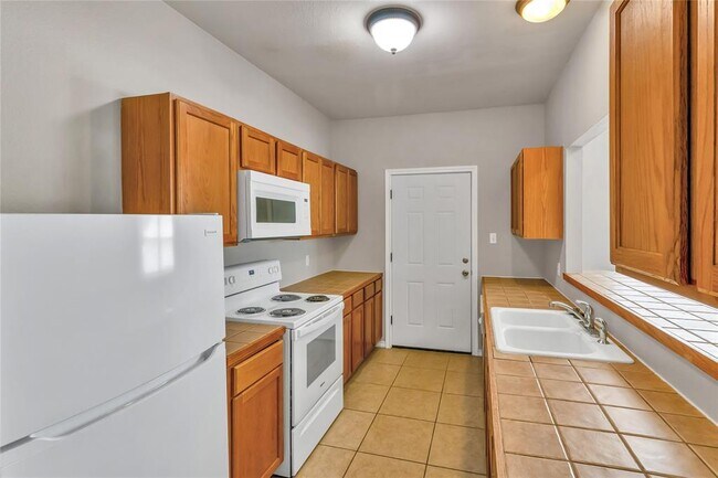 Building Photo - 200 Sandstone Dr