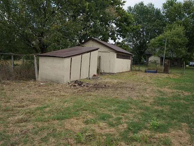 Primary Photo - 205 N Linebarger St