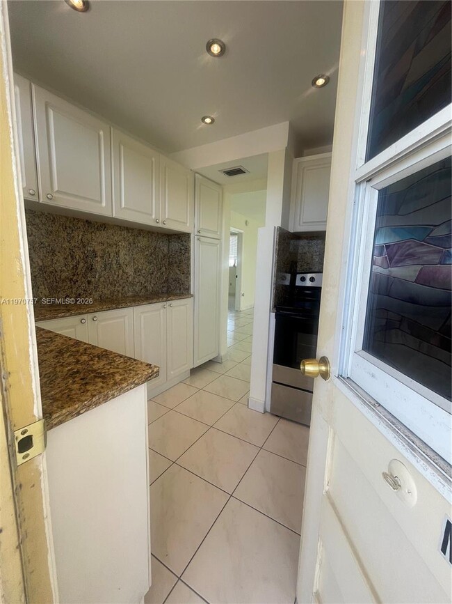 Building Photo - 2910 Point E Dr