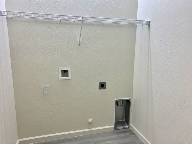 Building Photo - $2,295 Locan & Ashlan, 3 Bedroom - Travers...