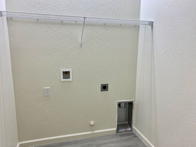 Building Photo - $2,450 Locan & Ashlan 3 Bedroom - Ashlan a...