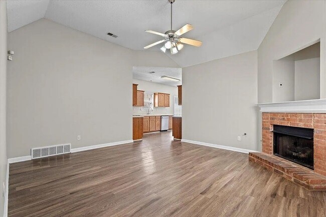 Building Photo - Available Now! 3 Bedroom 2 Bathroom Home i...