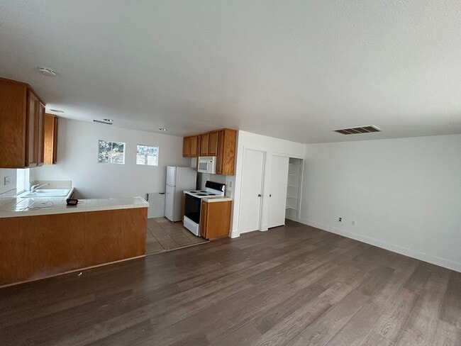 Primary Photo - Studio with All Utilities Included!