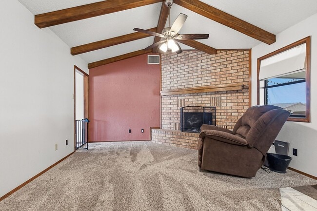 Building Photo - Spacious 3 bedroom 2 bath home with Solar Panels