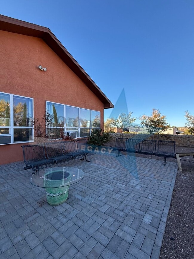 Building Photo - 4 bedroom, 4 bath house - Must see landscaping!