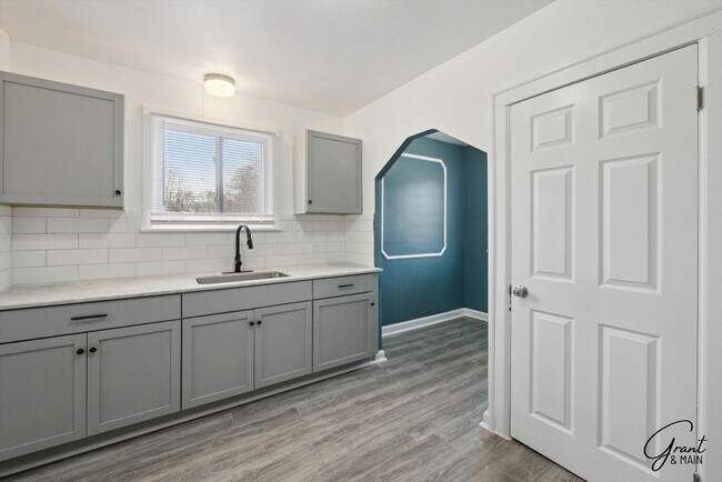 Building Photo - 4 bedroom $1300