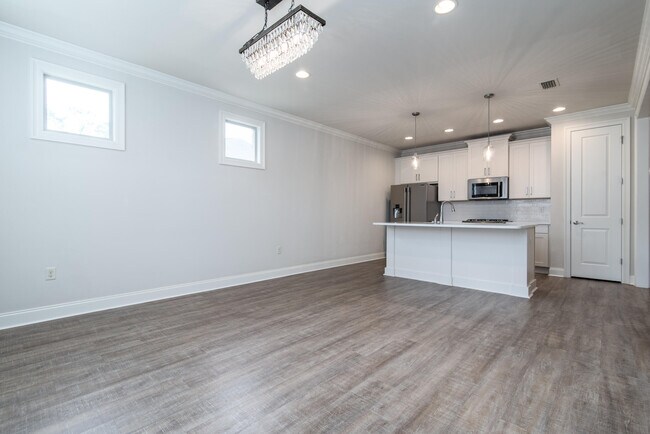 Building Photo - 718 Woods Dr