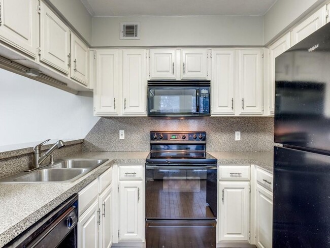 Building Photo - 2 Bedroom Townhome by SMU with a Pool!