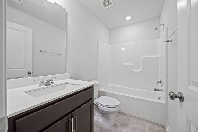 Building Photo - Raleigh Living Made Easy – 3BR Townhome w/ Amenities & Prime Location