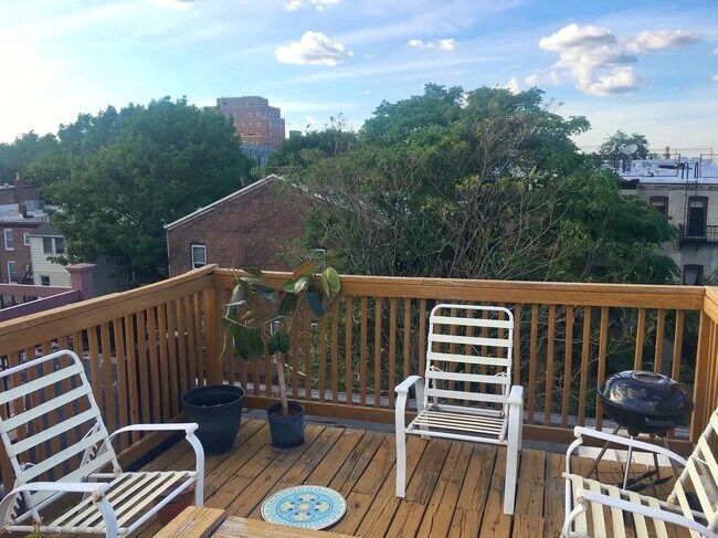 Building Photo - 204 6th St