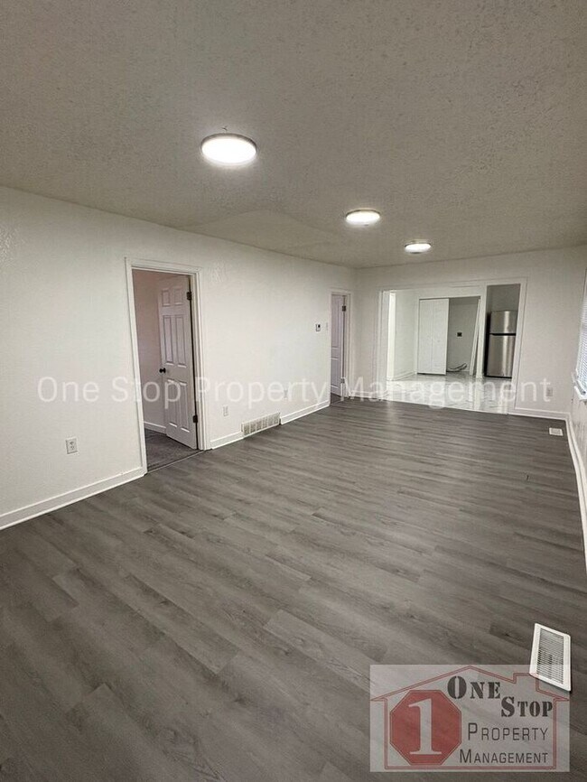 Building Photo - Beautiful 3 Bedroom 2 Bathroom in Kansas City!